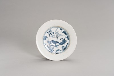 Lot 736 - A BLUE AND WHITE PORCELAIN DISH WITH A CRANE