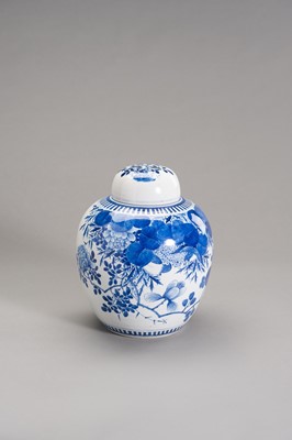 Lot 809 - A BLUE AND WHITE GINGER JAR WITH COVER