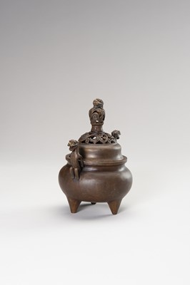 Lot 61 - A BRONZE TRIPOD CENSER WITH DRAGONS