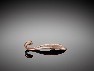 Lot 47 - A SILVER-INLAID BRONZE ‘PHOENIX’ BELT HOOK, ATTRIBUTED TO SHISOU, LATE MING DYNASTY