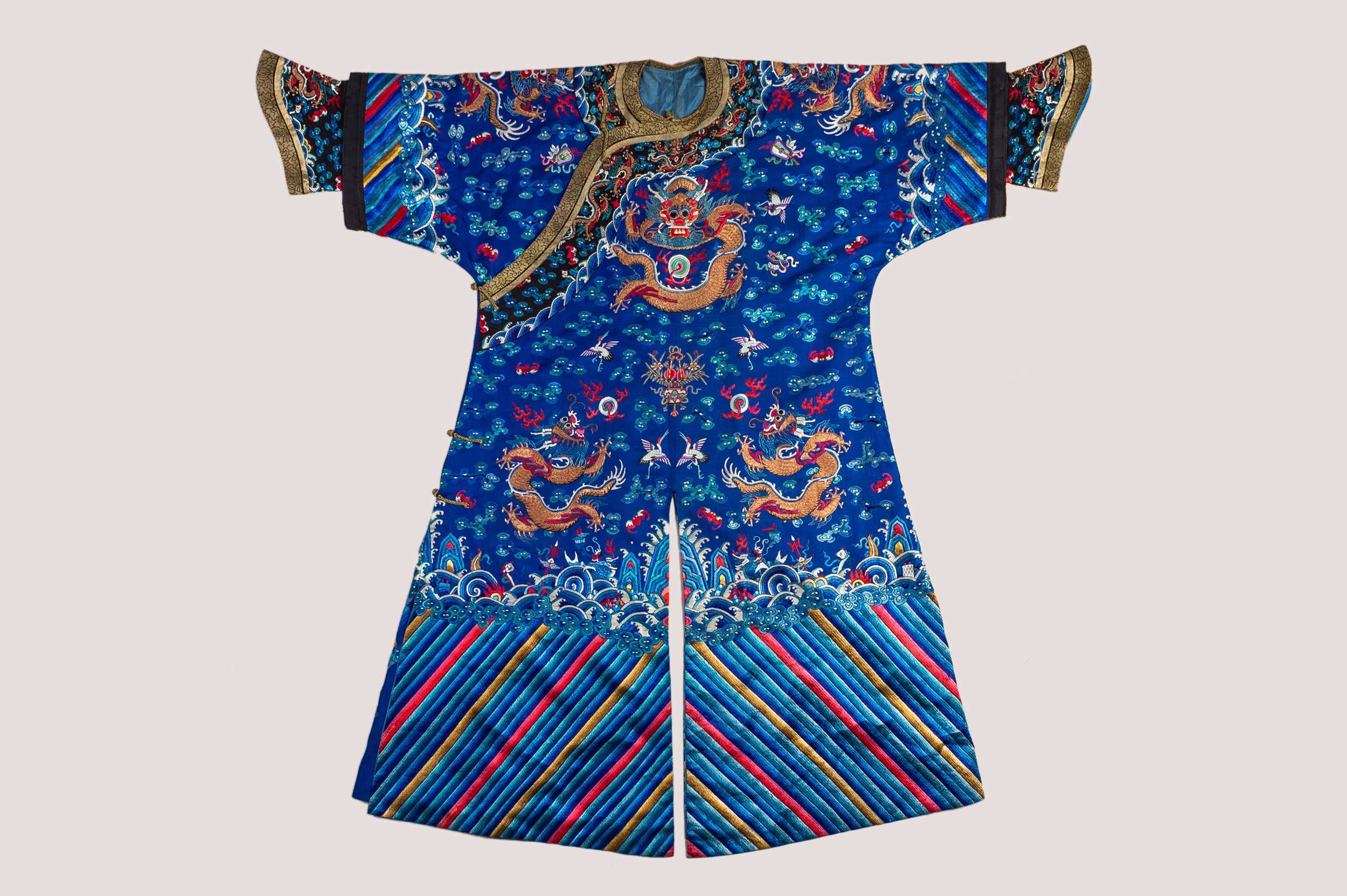 Batik Robe Dragon Lot 1000 - A BLUE EMBROIDERED ‘DRAGON’ ROBE