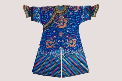 Lot 1000 - A BLUE EMBROIDERED ‘DRAGON’ ROBE