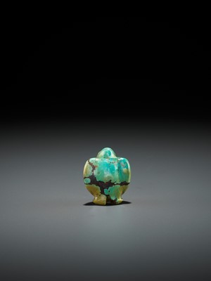 Lot 59 - A TURQUOISE PENDANT DEPICTING A BIRD, SHANG TO WESTERN ZHOU DYNASTY