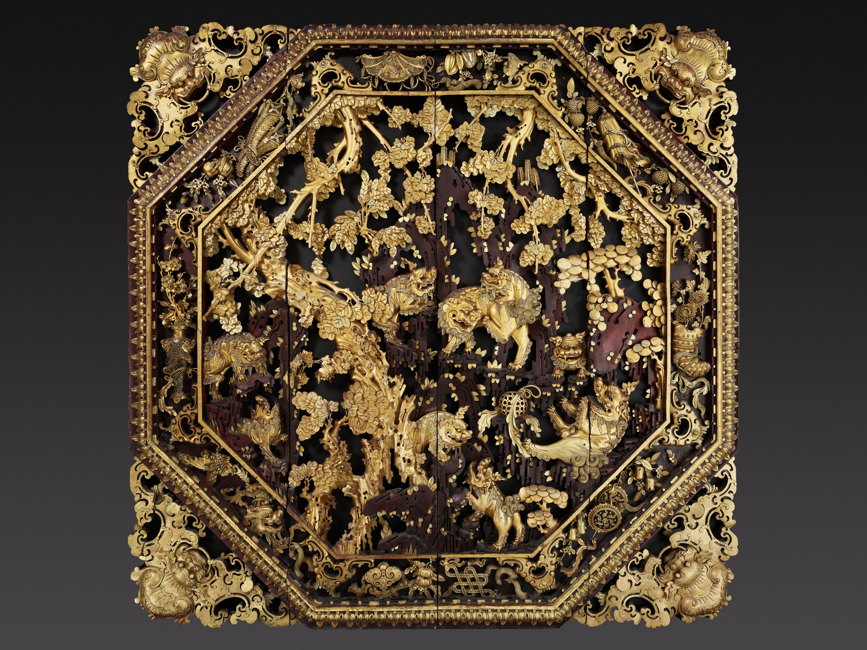 Lot 419 - A MONUMENTAL LACQUERED AND GILT WOOD 'TAISHI