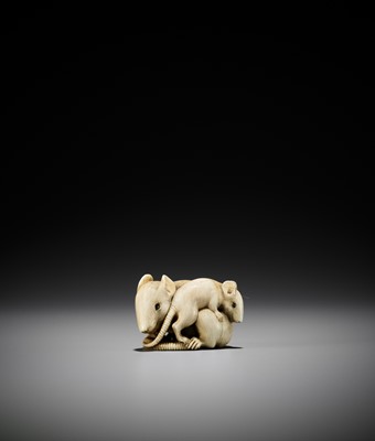 Lot 51 - A POWERFUL AND LARGE KYOTO SCHOOL IVORY NETSUKE OF A RAT AND YOUNG