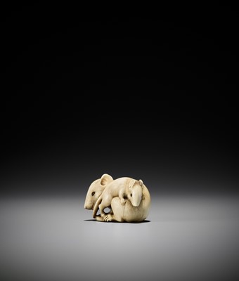 Lot 51 - A POWERFUL AND LARGE KYOTO SCHOOL IVORY NETSUKE OF A RAT AND YOUNG