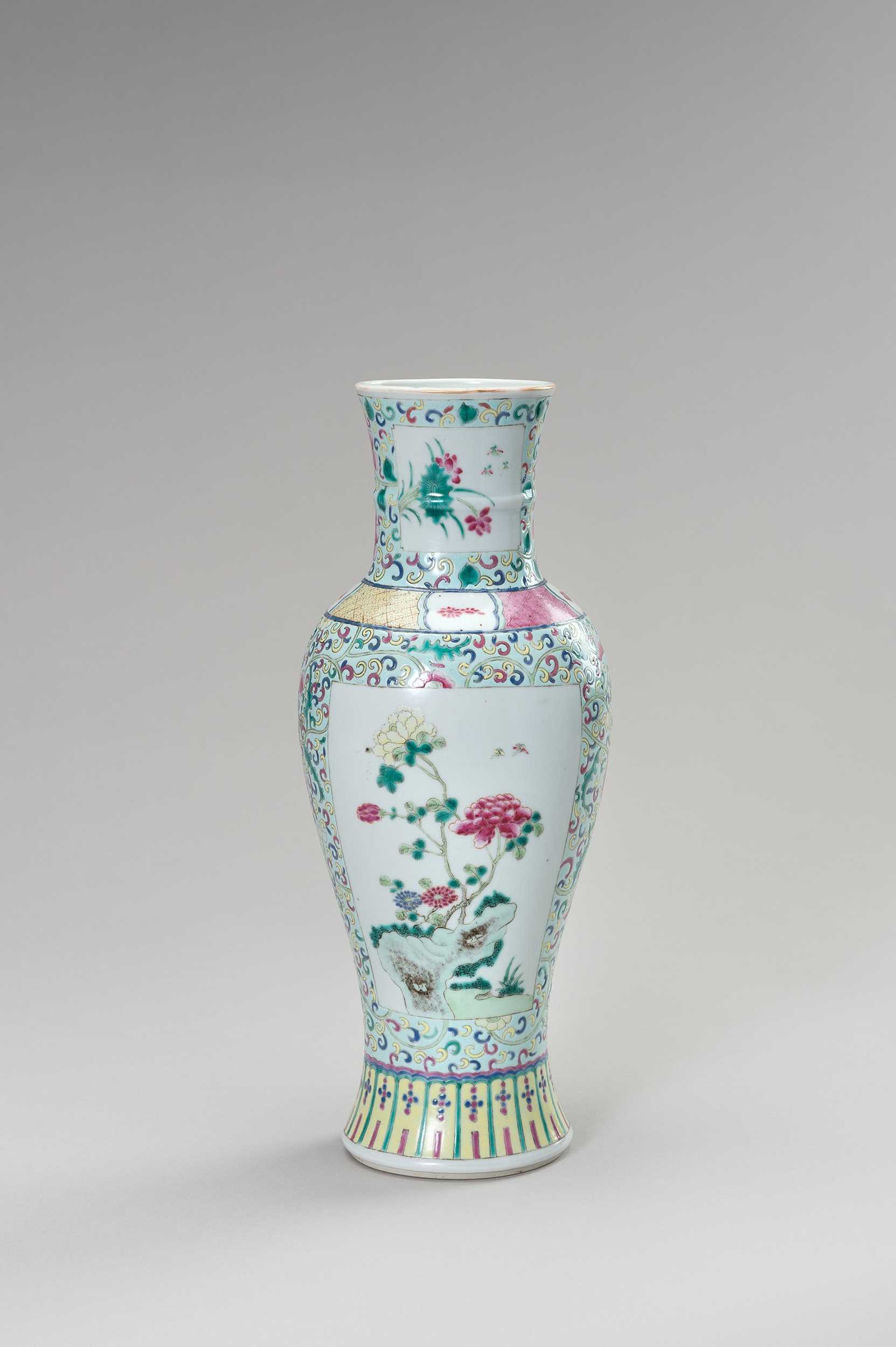 Lot 822 - A FAMILLE ROSE BALUSTER VASE