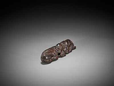 Lot 29 - A RARE AND EARLY WOOD NETSUKE OF A DRAGON, DUAL-FUNCTION AS BRUSHREST