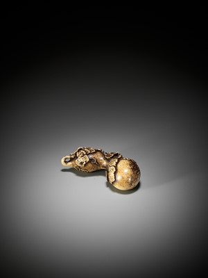 Lot 247 - A FINE STAG ANTLER NETSUKE OF A GOURD, STYLE OF KOKUSAI