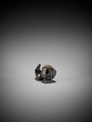 Lot 287 - AN UNUSUAL AND RARE DARK WOOD NETSUKE OF A NASUBI AND WASP NEST