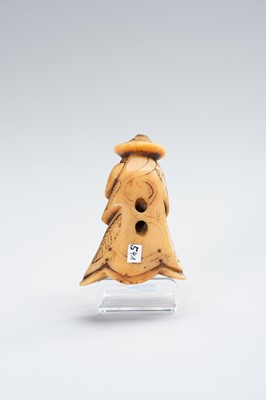 Lot 422 - AN UNUSUAL STAG ANTLER NETSUKE OF A DUTCHMAN