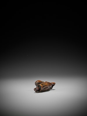 Lot 20 - AN OLD WOOD NETSUKE OF A DIVING GIRL (AMA)