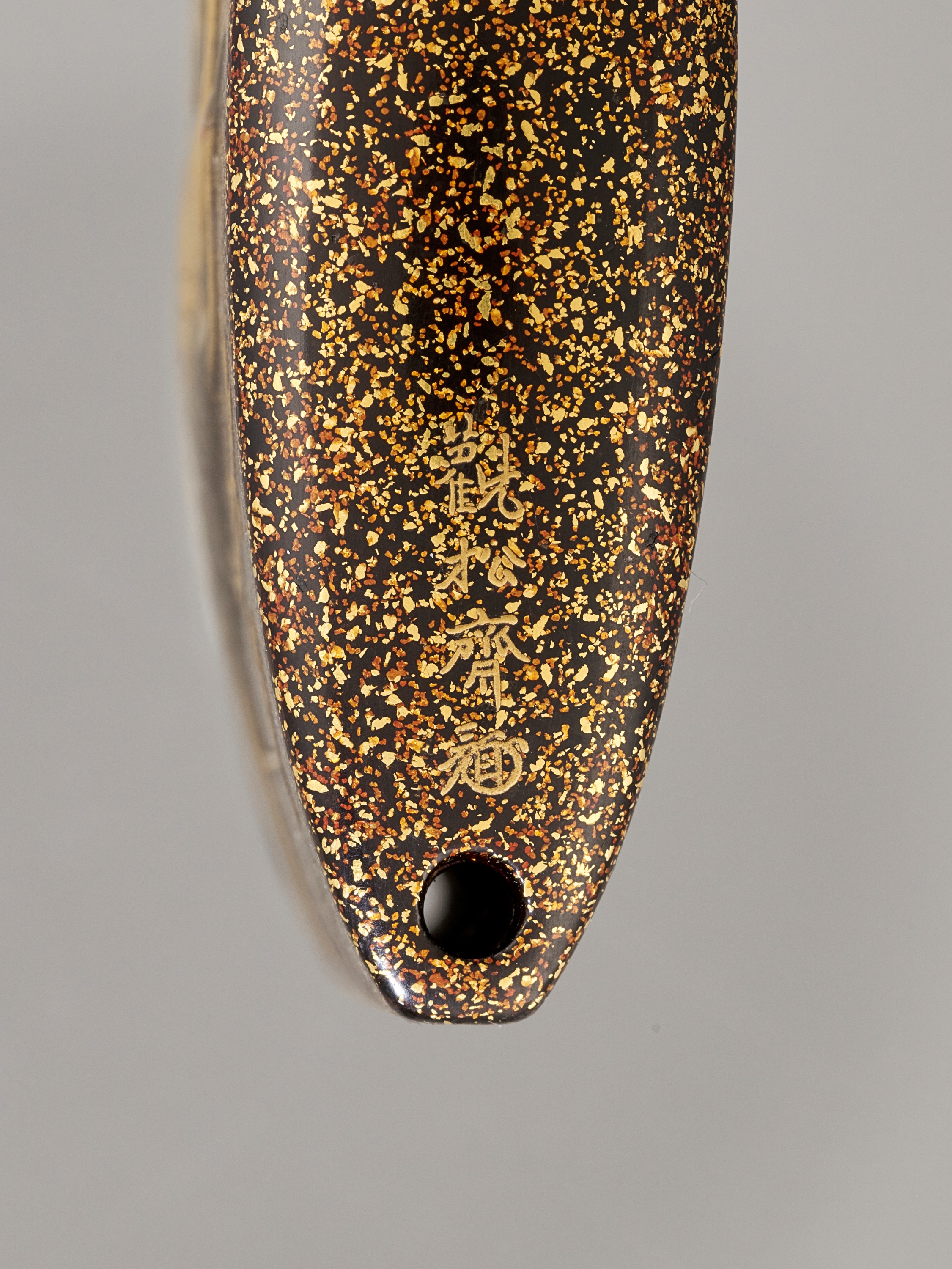 アリーヒローズ　時代提げ物　獣骨製　花刻　根付　簪　C　8548 Lot 324 - KANSHOSAI TOYO: A FINE FOUR-CASE LACQUER