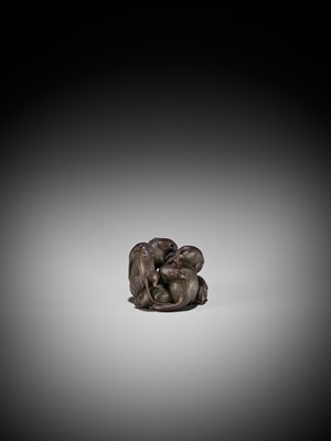 Lot 75 - A WOOD NETSUKE OF A CLUSTER OF RATS, ATTRIBUTED TO KAIGYOKUDO MASATERU