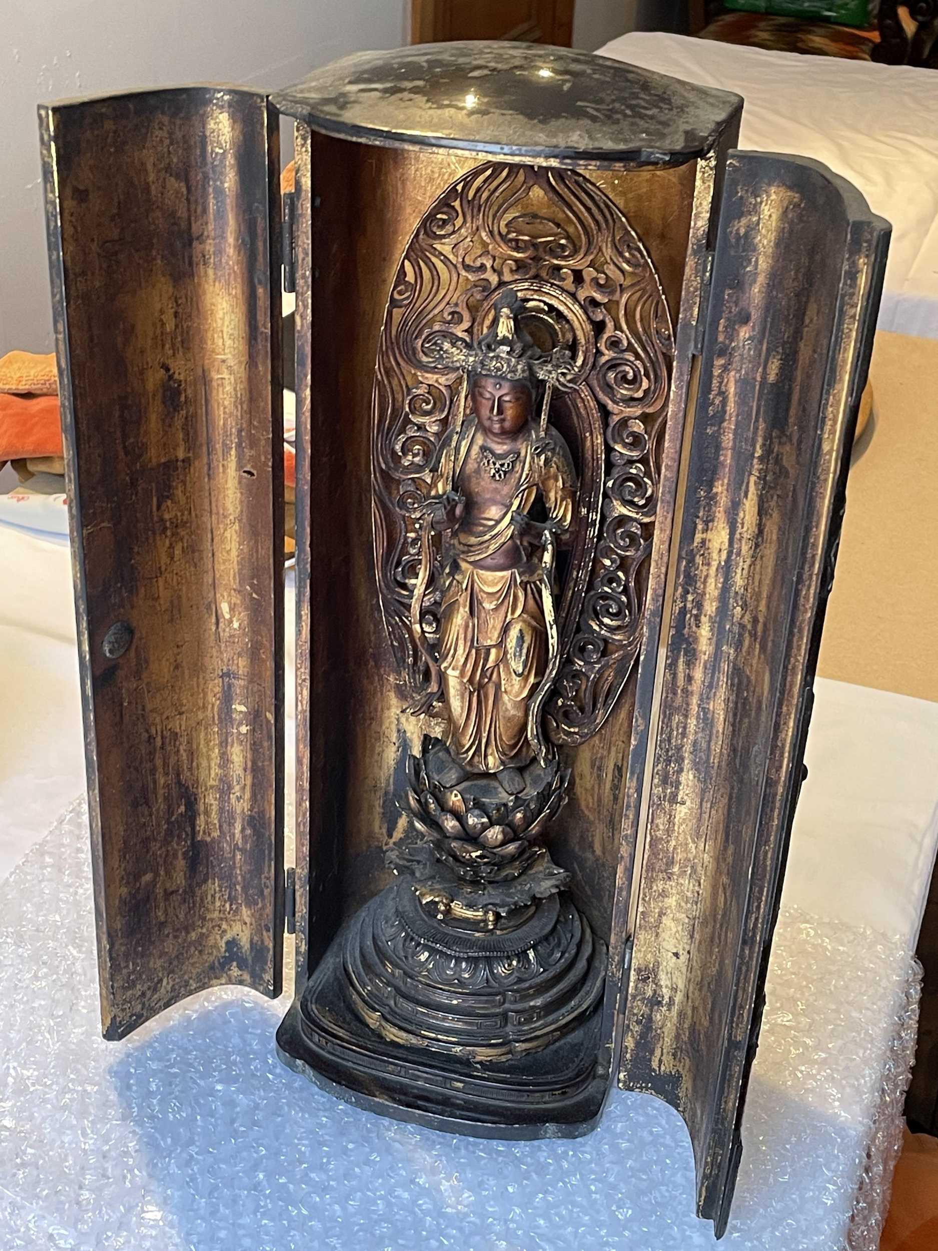 Lot 1007 - A SILVER- AND GOLD-INLAID 'MYTHICAL BEAST'