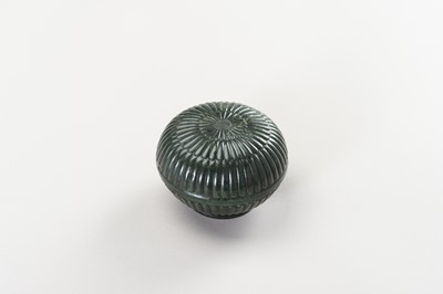 Lot 272 - A MUGHAL-STYLE SPINACH-GREEN JADE ‘CHRYSANTHEMUM’ BOX AND COVER