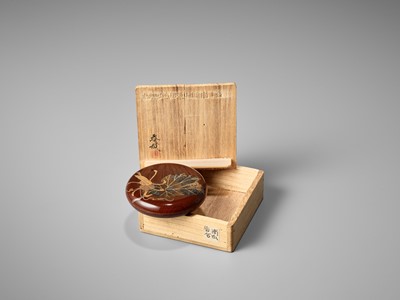 Lot 150 - YAMAGUCHI SHUNSAI: A LACQUER KOGO (INCENSE BOX) AND COVER WITH A LEAFY GOURD