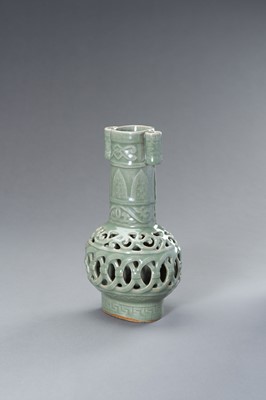 Lot 846 - A RETICULATED CELADON ARROW VASE