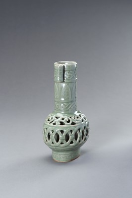 Lot 846 - A RETICULATED CELADON ARROW VASE