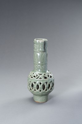 Lot 846 - A RETICULATED CELADON ARROW VASE