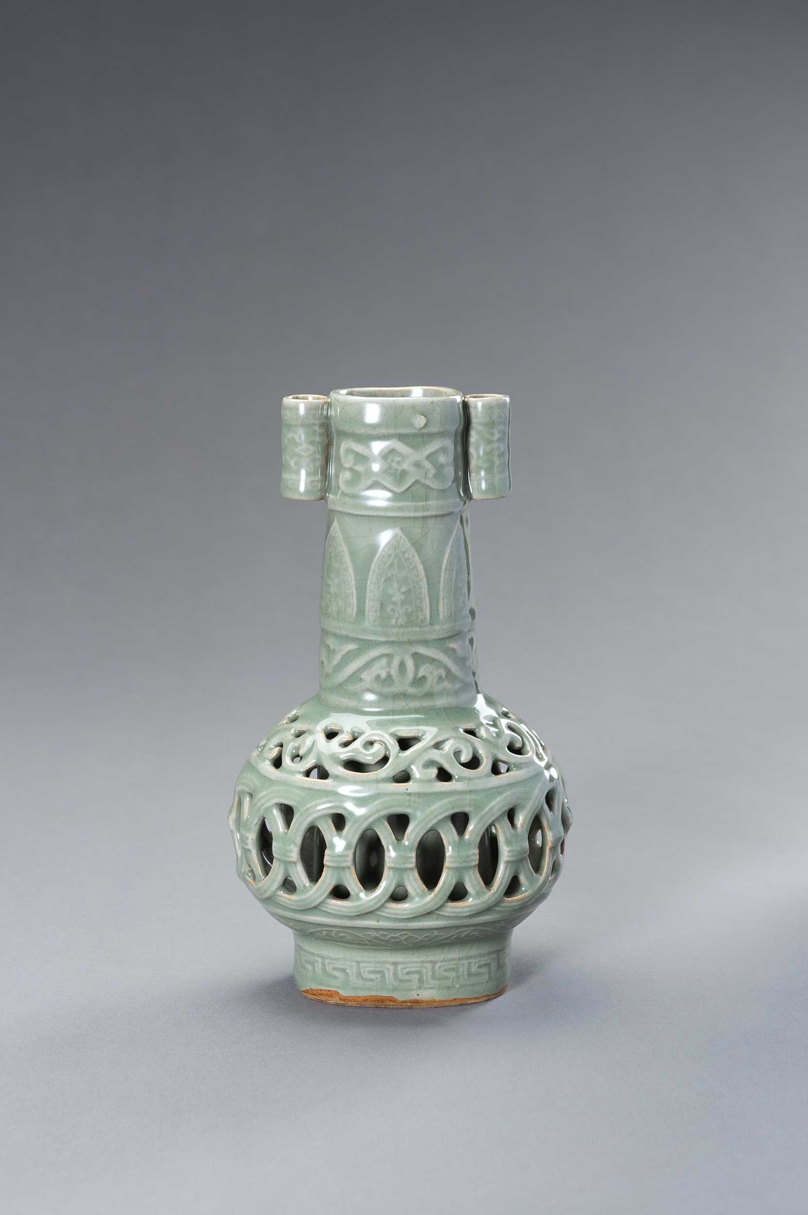 Lot 846 - A RETICULATED CELADON ARROW VASE