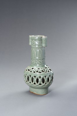 Lot 846 - A RETICULATED CELADON ARROW VASE