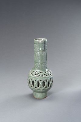 Lot 846 - A RETICULATED CELADON ARROW VASE