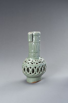 Lot 846 - A RETICULATED CELADON ARROW VASE