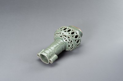 Lot 846 - A RETICULATED CELADON ARROW VASE