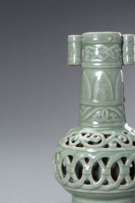 Lot 846 - A RETICULATED CELADON ARROW VASE