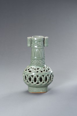 Lot 846 - A RETICULATED CELADON ARROW VASE