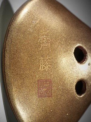 Lot 311 - SAITO SENKICHI: A GOLD LACQUER NETSUKE OF A HAMAGURI CLAM