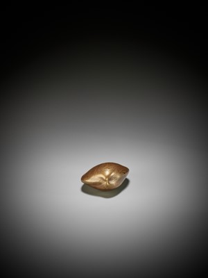 Lot 311 - SAITO SENKICHI: A GOLD LACQUER NETSUKE OF A HAMAGURI CLAM