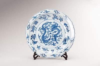 Lot 853 - A LARGE BARBED-RIM BLUE AND WHITE DISH