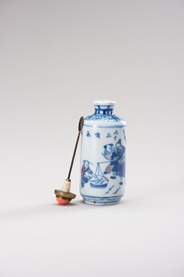 Lot 336 - AN IRON-RED, BLUE AND WHITE PORCELAIN SNUFF BOTTLE