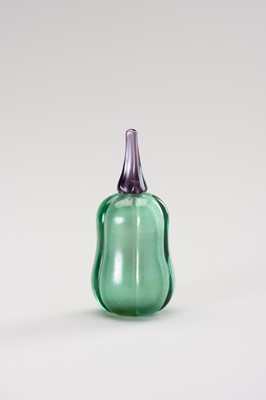 Lot 319 - A FINE TRANSPARENT GREEN ‘PUMPKIN’ GLASS SNUFF BOTTLE