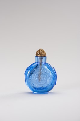 Lot 321 - A TRANSPARENT BLUE GLASS SNUFF BOTTLE