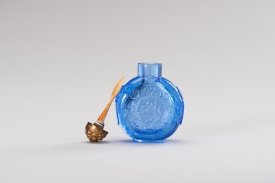 Lot 321 - A TRANSPARENT BLUE GLASS SNUFF BOTTLE