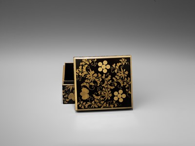 Lot 384 - A LACQUER BOX AND COVER WITH MONS