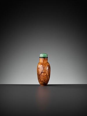 Lot 126 - A ROOT AMBER SNUFF BOTTLE, 1750-1850