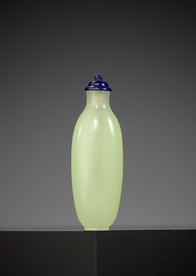 Lot 147 - A PALE-YELLOW GLASS SNUFF BOTTLE, 1740-1860