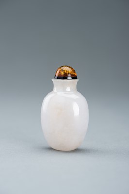 Lot 507 - AN ICY-WHITE AGATE SNUFF BOTTLE, c. 1920s