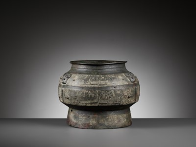Lot 354 - A LARGE AND FINELY CAST RITUAL BRONZE WINE VESSEL, POU, SHANG DYNASTY
