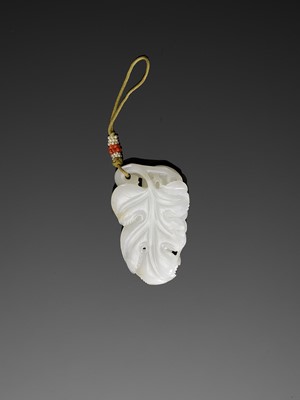 Lot 450 - A WHITE JADE ‘SQUIRRELS AND GRAPES’ PENDANT, 18TH CENTURY