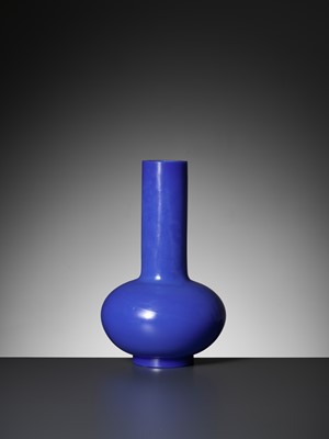 Lot 423 - A BLUE GLASS BOTTLE VASE, 18TH CENTURY