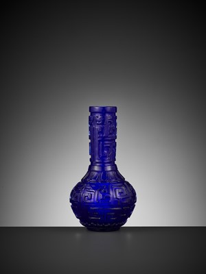 Lot 424 - A SAPPHIRE BLUE GLASS ‘ARCHAISTIC’ BOTTLE VASE, 18TH CENTURY