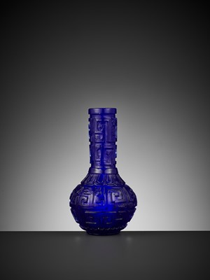 Lot 424 - A SAPPHIRE BLUE GLASS ‘ARCHAISTIC’ BOTTLE VASE, 18TH CENTURY
