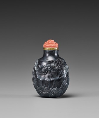 Lot 121 - A SUZHOU SCHOOL BLACK AND WHITE JADE SNUFF BOTTLE, QING DYNASTY