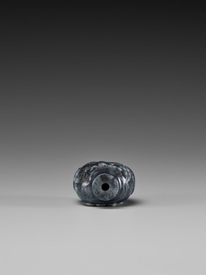 Lot 121 - A SUZHOU SCHOOL BLACK AND WHITE JADE SNUFF BOTTLE, QING DYNASTY