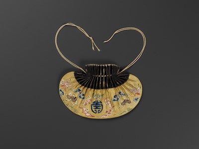 Lot 444 - AN EMBROIDERED YELLOW SILK POUCH, LATE QING DYNASTY